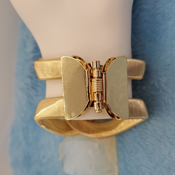 NEW AND BEAUTIFUL GOLD WIRED CLAMPER BRACELET - Picture 4 of 6
